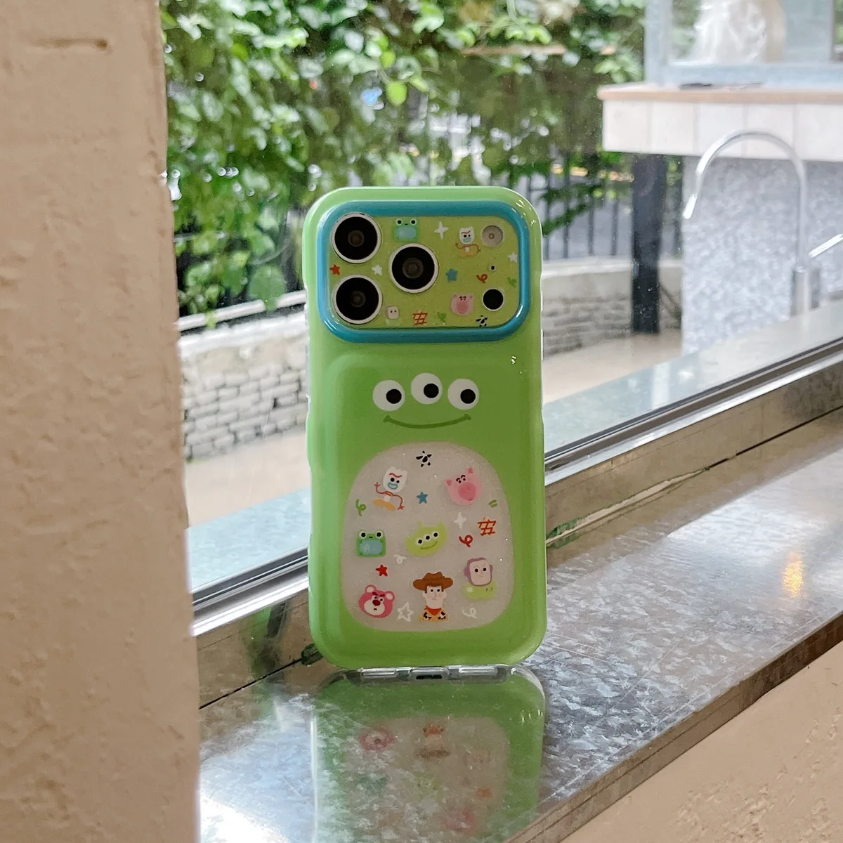 Green Alien 3-Eyes Glitter Bubble Phone Case for iPhone 17 16 15 Pro Max
